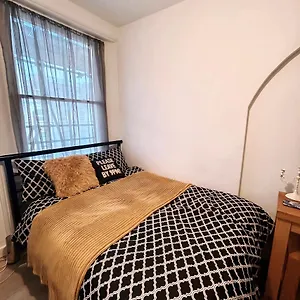  Apartment Spacious Flat In